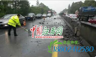 交警正在现场处理事故。
