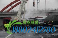 山东滨州：大雾中高速发生多起车祸 一罐车爆炸致一人死亡