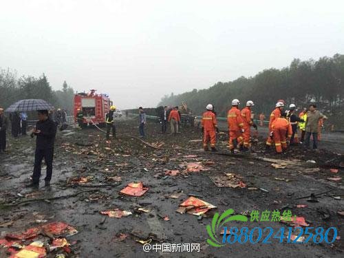 消防员正清理现场