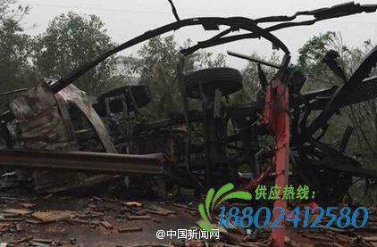 油罐车被烧成空架子