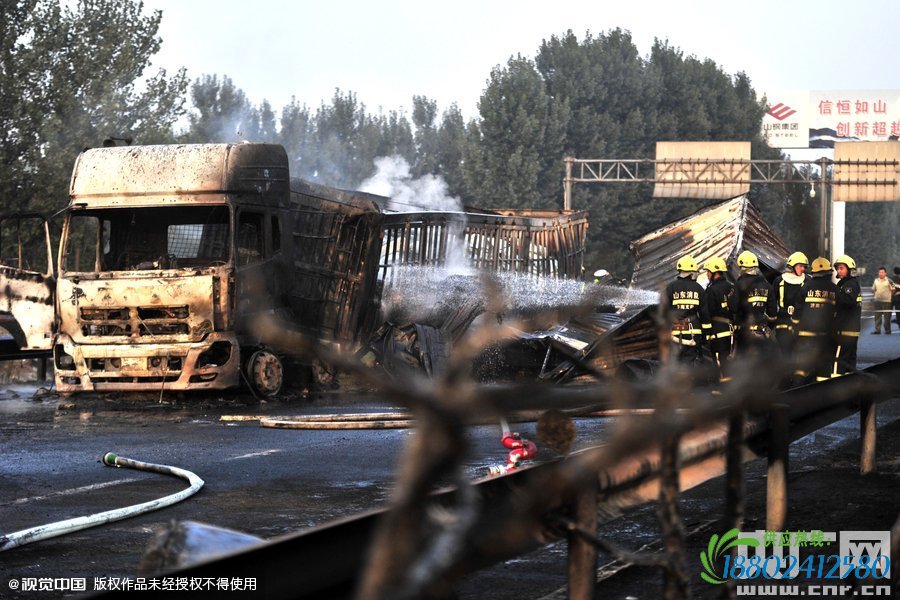 济南济青高速唐王立交段20多个油罐爆炸 3车被焚