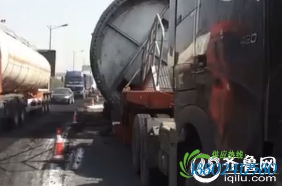 今天凌晨两点左右，在济南绕城高速西线，发生了一起交通事故，一辆满载的油罐车当场爆炸