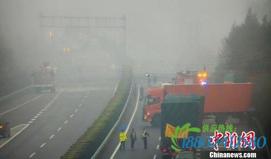 沪昆高速一油罐车爆炸 收费站大面积玻璃碎裂
