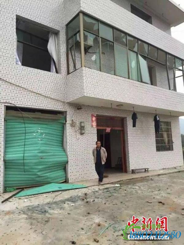 据江西省高速部门10月30日消息，当日15:20左右，距离沪昆高速公路分宜互通2公里处发生油罐车爆炸事件，爆炸导致分宜收费站内办公楼和宿舍大面积玻璃碎裂。图为爆炸导致周围民居玻璃碎裂。李琴