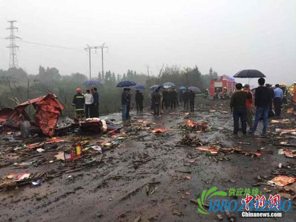 据江西省高速部门10月30日消息，当日15:20左右，距离沪昆高速公路分宜互通2公里处发生油罐车爆炸事件，爆炸导致分宜收费站内办公楼和宿舍大面积玻璃碎裂。现场图片显示，有大量烟花爆竹燃烧痕迹。李琴