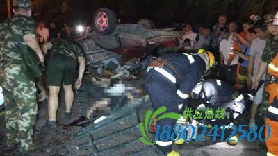 25日零时20分许，在哈市香坊区红旗大街轴承厂门前，一辆捷达轿车追撞前方大货后又侧翻过中心护栏，再次与另一辆对向行驶出租车相撞。事故造成红色捷达车驾驶员受伤，3人当场死亡、1人抢救无效死亡，另一辆被撞出租车内三人受伤。经交警部门初查，引发该起事故的捷达车司机陈某宇系醉酒、无证驾驶。
