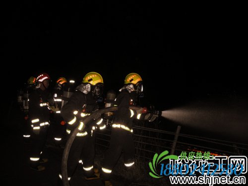 图①消防官兵在救援抢险。