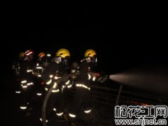 珲乌高速公路天然气罐车侧翻漏油 消防官兵处置险情