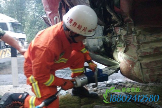 和溪大桥头附近发生一起罐车侧翻事故 司机受困