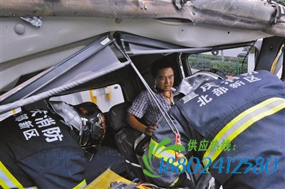 昨日，人和立交，消防官兵将被困驾驶员救出。重庆晨报记者 雷键 通讯员 李明春 摄