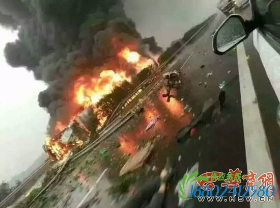 10月24日下午3时，西安市民贺先生驾车经过西禹高速蒲城孙镇段时，看到路边发生严重交通事故，油罐车着火，，对面高速已有人在中间车道身亡。场面相当惨烈，贺先生提醒来回过往车辆择路绕行。”