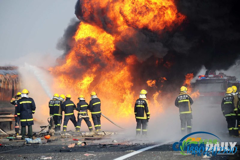 2012年11月26日，长深高速山东滨州段一辆油罐车撞上护栏后起火燃烧，消防官兵在现场灭火。 张滨滨摄