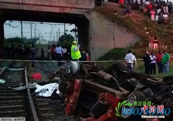 南非巴士坠桥后与火车相撞 至少15人丧生（组图