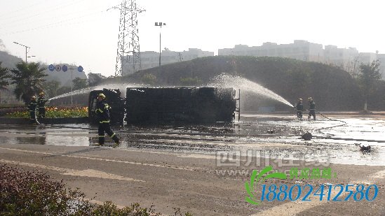 城南大道货车追尾油罐车 油罐泄漏司机被困