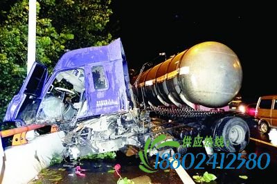 撞上护栏的槽罐车。