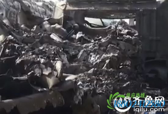 济南绕城高速西线32吨油罐车爆炸 引燃周边两辆