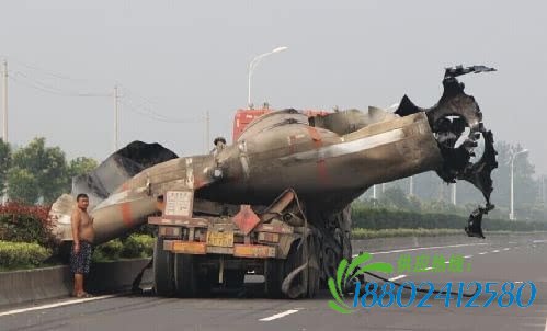盐城一辆行驶中的油罐车突然爆炸
