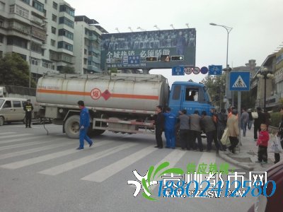 油罐车大家一起上没推动司机仍感谢众多好心人
