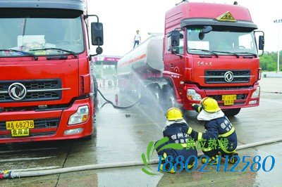 高速服务区油罐车泄漏
