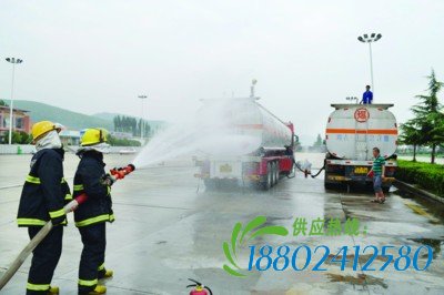 高速服务区油罐车泄漏
