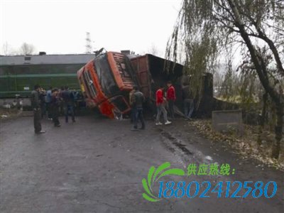 青海因火车道口无信号灯 货车铁道口撞上火车