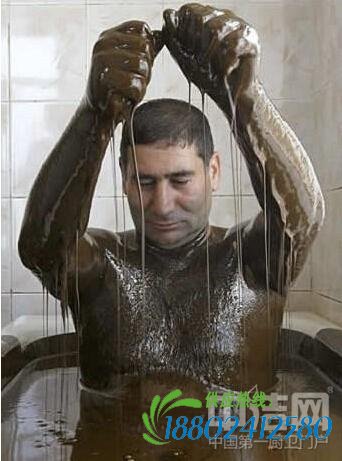 真是富到流油 任性土豪洗石油浴治病