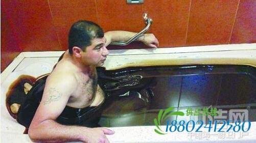 真是富到流油 任性土豪洗石油浴治病