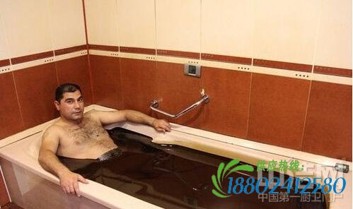真是富到流油 任性土豪洗石油浴治病