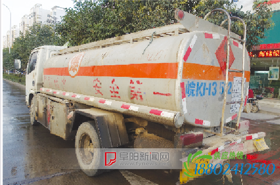 阜城一辆柴油油罐车发生泄漏