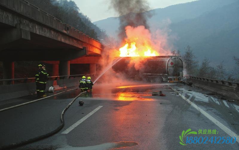 绵广高速大挂车冲出护栏迎面撞上油罐车 致3死