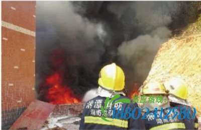 1月28日上午，湘潭一民房非法私装储油罐引发爆炸，消防官兵正在奋力扑救。