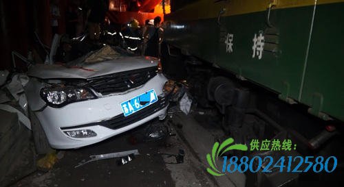 安徽马鞍山一铁道口汽车与火车相撞1人死亡