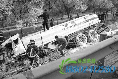 北京五环主路载14吨汽油罐车发生侧翻[图]