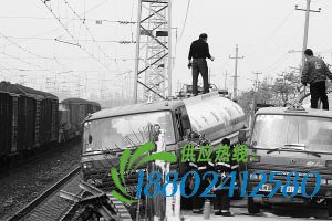 武汉油罐车失控撞上京广线护栏 未发生泄漏