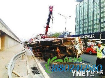 【图文】健翔桥附近油罐车侧翻 紧急铺沙盖油