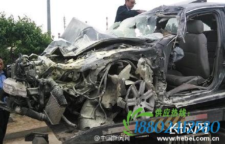 轿车与火车相撞被拖行10余米 事故致1死3伤(图)