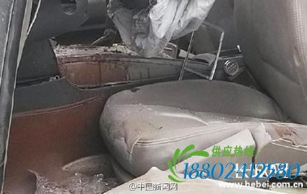 轿车与火车相撞被拖行10余米 事故致1死3伤(图)