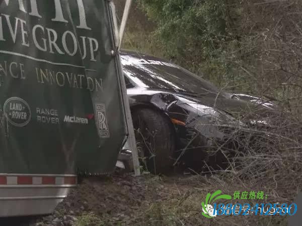 迈凯伦超跑和火车相撞 损失惨重