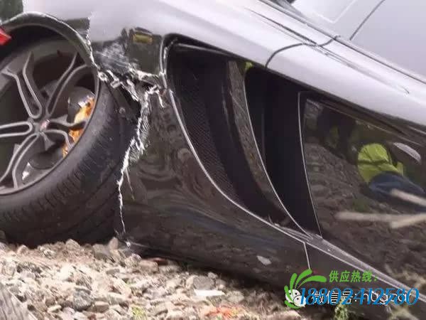 迈凯伦超跑和火车相撞 损失惨重