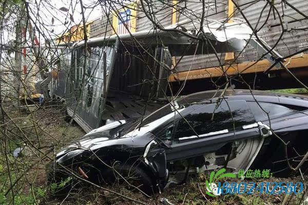 迈凯伦超跑和火车相撞 损失惨重