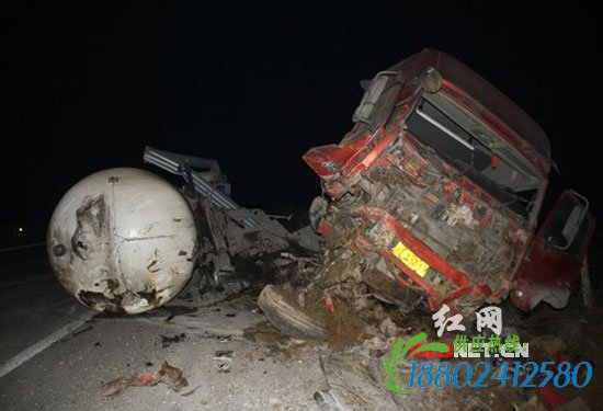 油罐车侧翻随时可能爆炸 湖南高速警察及时救援