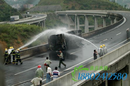 13吨油罐车高速路侧翻