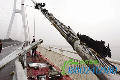 油罐车撞开军山大桥护栏