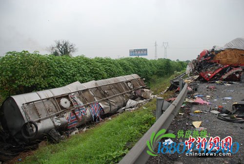 杭金衢高速两车相撞4死2伤 高速封道近7小时[图