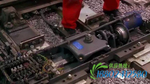 火车如何转弯？靠司机打方向盘吗？！