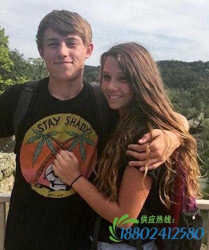 情侣铁轨旁拍合照 遇列车躲闪不及男友被撞身亡