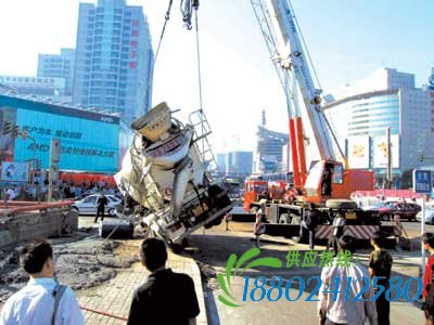 中关村一桥上罐车撞裂护栏北四环上班高峰堵4小时