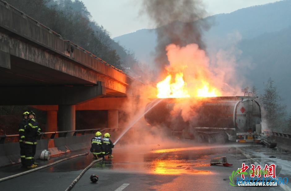 京昆高速一油罐车和货车起火致3死1伤