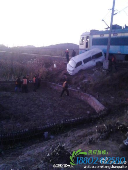 迁安校车与火车相撞,印度校车火车相撞,河北唐山校车与火车相撞被推出50米 未致人伤亡(图),红庙子校车与火车相撞
