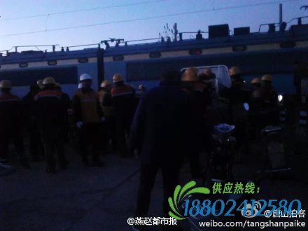 迁安校车与火车相撞,印度校车火车相撞,河北唐山校车与火车相撞被推出50米 未致人伤亡(图),红庙子校车与火车相撞